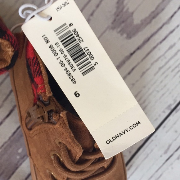 Old Navy Chukka boots and cap - Picture 6 of 11